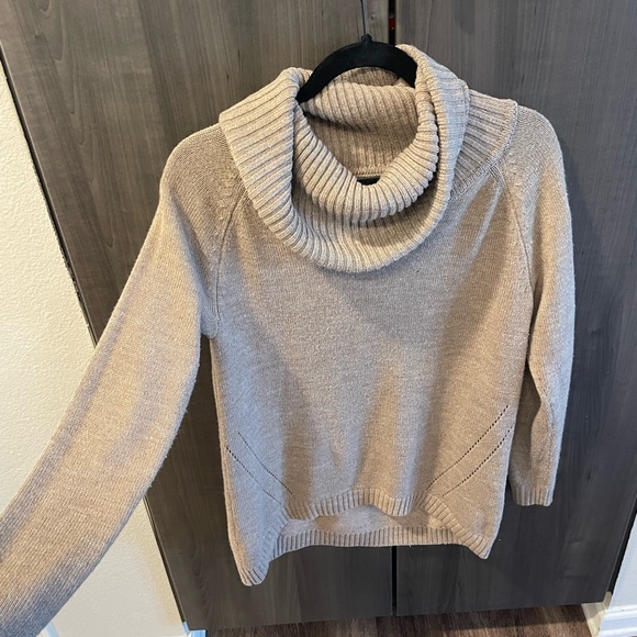 New York and Company Woman’s turtleneck - Picture 2 of 3